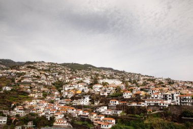 Portekiz 'deki Madeira Mountiain' in etkileyici bir manzarası. Bir tepenin yamacında ev yapımı.