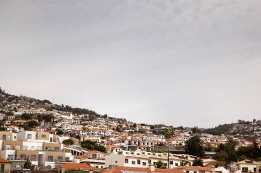 Portekiz 'deki Madeira Mountiain' in etkileyici bir manzarası. Bir tepenin yamacında ev yapımı.