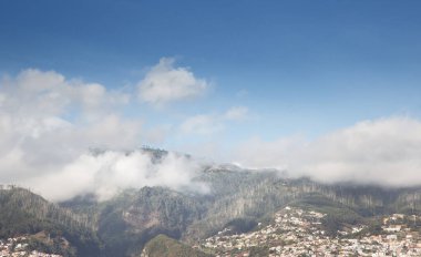 Portekiz 'deki Madeira Mountiain' in etkileyici bir manzarası. Bir tepenin yamacında ev yapımı.