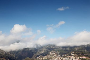 Portekiz 'deki Madeira Mountiain' in etkileyici bir manzarası. Bir tepenin yamacında ev yapımı.