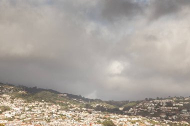Portekiz 'deki Madeira Mountiain' in etkileyici bir manzarası. Bir tepenin yamacında ev yapımı.