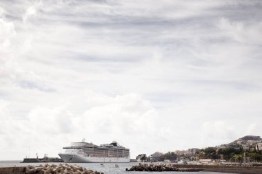 Portekiz 'in Madeira Adası' ndaki funchal limanında büyük yolcu gemileri