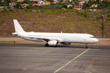 Madeira havaalanında büyük bir uçak var.