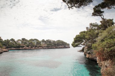 İspanya 'da Calo del Moro sahilinde küçük bir koy.