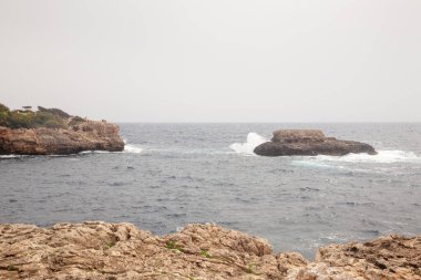 İspanya 'daki Cala Ferrera Majorca' nın Denizde Kayası