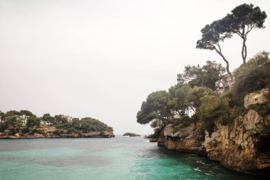 İspanya 'da Calo del Moro sahilinde küçük bir koy.