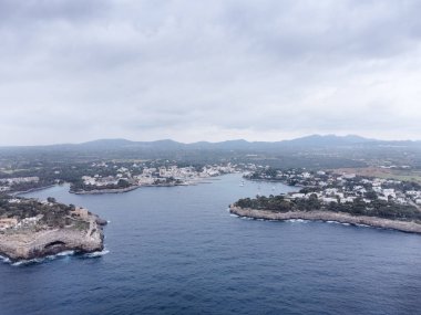 İspanya 'nın Mallorca adasındaki porto petrolünün hava manzarası