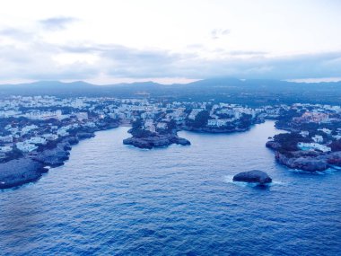 Geceleri Cala Esmeralda 'nın havadan görünüşü, denizin üstünde İspanya' daki Menorca adasına bakıyor. 