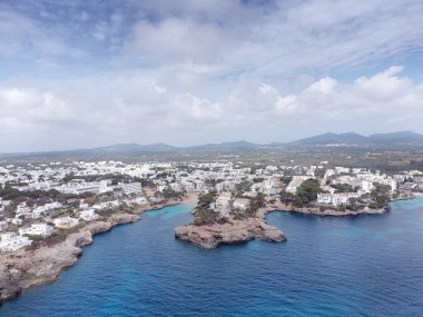 Cala Esmeralda 'nın havadan görünüşü, İspanya' daki Menorca adasına bakıyor. 