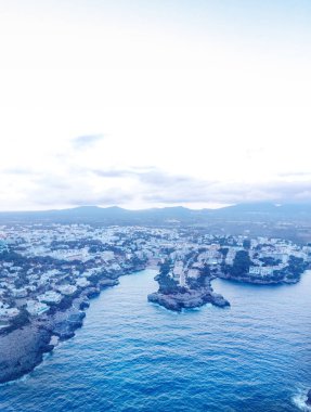 Cala Esmeralda 'nın havadan görünüşü, İspanya' daki Menorca adasına bakıyor. 