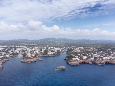 Cala Esmeralda 'nın havadan görünüşü, İspanya' daki Menorca adasına bakıyor. 