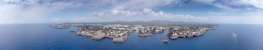 Cala Esmeralda 'nın havadan görünüşü, İspanya' daki Menorca adasına bakıyor. 