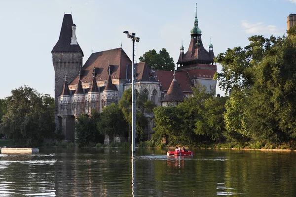 Budapest Hungary Haziran 2018 Vajdahunyad Kalesi Göl Manzaralı Budapeşte Macaristan — Stok fotoğraf