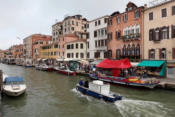 Venice Italië April 2019 Typisch Street View Boten Met Voedsel Stockfoto