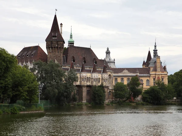 Vajdahunyad castle göl manzara. Budapeşte, Macaristan