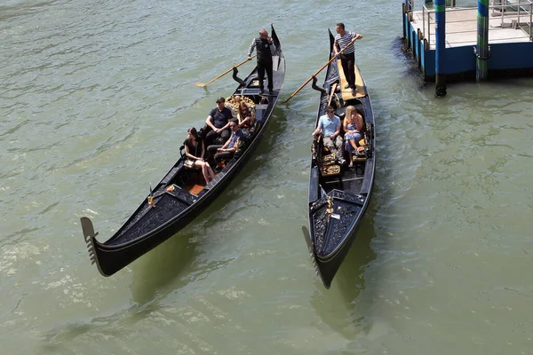 Venice Italy April 2019 Gondolas Traditional Flat Bottomed Venetian Rowing — Stock Photo, Image