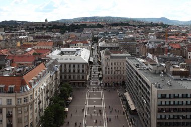 BUDAPEST, HUNGARY - 25 Haziran 2018: Saint Stephen Bazilika 'nın tepesinden Budapeşte' nin gökyüzü manzarası