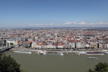 BUDAPEST, HUNGARY - 30 HAZİRAN 2018 Macaristan 'ın Budapeşte şehrinin yüksek açılı manzarası