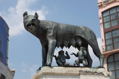 BUCHAREST, ROMANIA - 23 Haziran 2023: Capitoline Wolf 'un kopyası, Roma' nın kuruluşu efsanesinden esinlenerek doğan ikiz insan bebeklerini emziren dişi bir kurt heykeli.