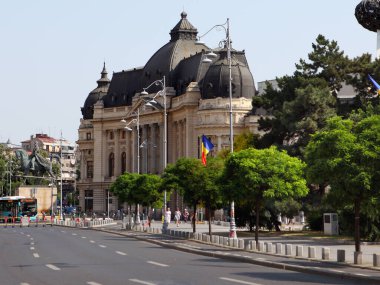 BUCHAREST, ROMANIA - 24 Haziran 2023: Revolutiei Meydanı 'nda (Piata Revolutiei) Kral I. Carol' un binicilik anıtı ile Merkez Üniversitesi Kütüphanesi (Calea Victoriei)