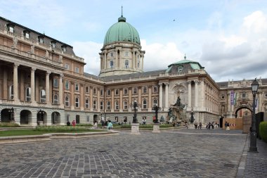 BUDAPEST, HUNGARY - 24 Haziran 2018 Budapeşte Kraliyet Kalesi - Budapeşte Kraliyet Sarayı Avlusu. Macaristan.