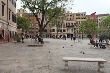 Venedik, İtalya - 26 Nisan 2019 Venedik Getto 'sunun ana meydanı, Venedik' in antik Yahudi bölgesi. İtalya