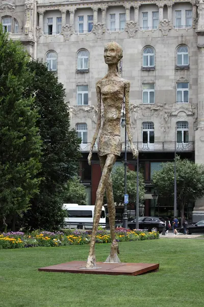 Budapest Hongrie Juin 2018 Fille Buda Sculpture Eran Shakine Devant — Photo