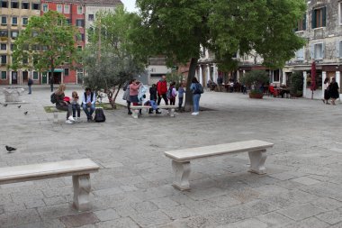 Venedik, İtalya - 26 Nisan 2019 Venedik Getto 'sunun ana meydanı, Venedik' in antik Yahudi bölgesi. İtalya