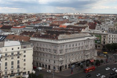 BUDAPEST, HUNGARY - 25 Haziran 2018: Saint Stephen Bazilika 'nın tepesinden Budapeşte' nin gökyüzü manzarası