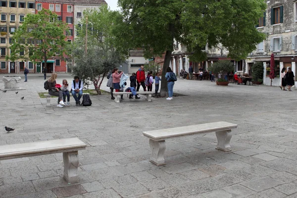 Venedik, İtalya - 26 Nisan 2019 Venedik Getto 'sunun ana meydanı, Venedik' in antik Yahudi bölgesi. İtalya