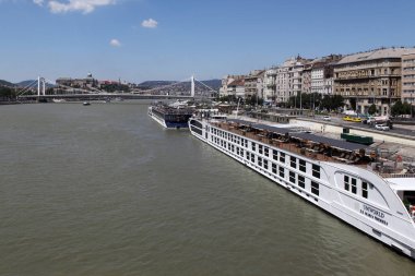 BUDAPEST, HUNGARY - 30 HAZİRAN 2018: seyir gemisi terminali. Buda ve Pest 'i Tuna Nehri' ne bağlayan Özgürlük Köprüsü 'nden görüntü.