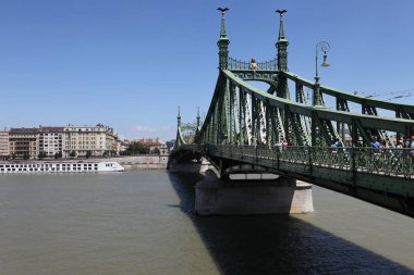 BUDAPEST, HUNGARY - 30 HAZİRAN 2018: Tuna Nehri üzerindeki Özgürlük veya Özgürlük Köprüsü. Budapeşte, Macaristan