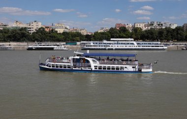 BUDAPEST, HUNGARY - 02 Temmuz 2018: Tuna Nehri 'nden geçen ve Margaret Adası' ndan geçen turist gemileri.