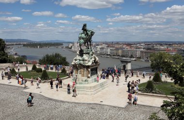 Budapeşte, Macaristan - 1 Temmuz 2018: Şato Bölgesi Macar Ulusal Galerisi 'nden Savoy Prensi Eugene heykeli ile Budapeşte manzarası