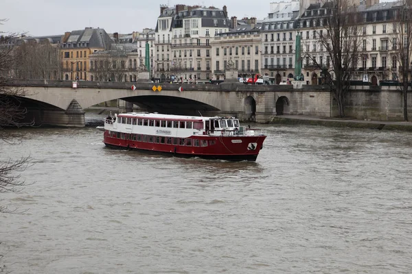 2019年2月2日 法国巴黎塞纳河上的船 — 图库照片