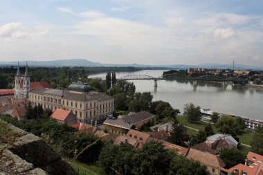 Esztergom, Macaristan. Tuna Nehri ve Slovakya 'dan küçük bir kısım.