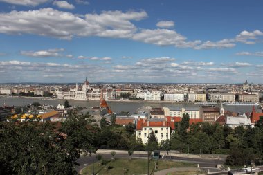 Budapeşte, Macaristan - 1 Temmuz 2018: Macaristan Parlamento Binası 'na Balıkçı Kalesi' nden bakın. Budapeşte, Macaristan