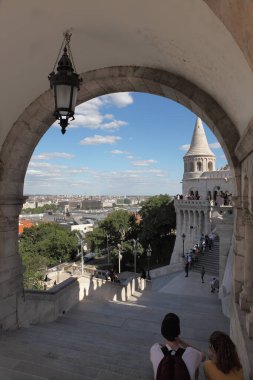 Budapeşte, Macaristan - 1 Temmuz 2018: Turistler, yazın güneşli bir günde Budapeşte Macaristan 'ın Castle Hill kentindeki Tuna Nehri' ne bakan Balıkçı Kalesi 'ndeki masal kulelerinin keyfini çıkarıyorlar..
