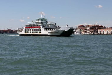 Venedik, İtalya - 27 Nisan 2019 Venedik 'te St. Mark' s Campanile 'i geçen büyük bir gemi. Venedik, İtalya 