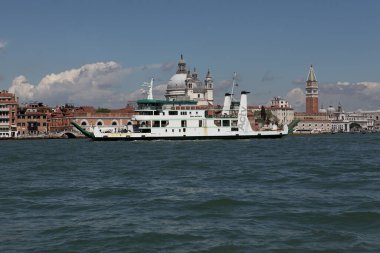 Venedik, İtalya - 27 Nisan 2019 Venedik 'te St. Mark' s Campanile 'i geçen büyük bir gemi. Venedik, İtalya 