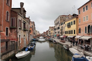 Venedik, İtalya - 26 Nisan 2019 Venedik 'teki renkli tarihi binalar arasındaki dar bir kanalın tipik görüntüsü