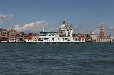 Venedik, İtalya - 27 Nisan 2019 Venedik 'te St. Mark' s Campanile 'i geçen büyük bir gemi. Venedik, İtalya 