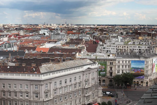 BUDAPEST, HUNGARY - 25 Haziran 2018: Saint Stephen Bazilika 'nın tepesinden Budapeşte' nin gökyüzü manzarası