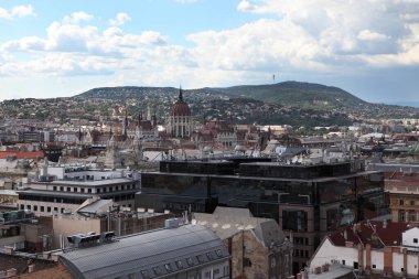 BUDAPEST, HUNGARY - 25 Haziran 2018: Saint Stephen Bazilika 'nın tepesinden Budapeşte' nin gökyüzü manzarası