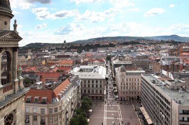 BUDAPEST, HUNGARY - 25 Haziran 2018: Saint Stephen Bazilika 'nın tepesinden Budapeşte' nin gökyüzü manzarası