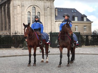 Paris, Fransa - 3 Şubat 2019: Montmartre 'nin Kutsal Yürek Bazilikası önünde at sırtında jandarmalar. Ulusal Jandarma, Fransa 'nın iki ulusal polis gücünden biridir.