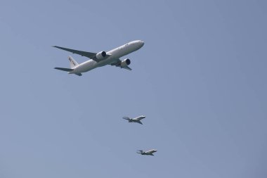 TEL AVIV, ISRAEL - 15 Nisan 2021: Boeing 777-300ERSF uçağı ve diğer iki IAI G280 özel jeti İsrail 'in 2021 Bağımsızlık Günü için düzenlenen Tel Aviv Hava Gösterisinde Akdeniz üzerinde uçuyorlar.