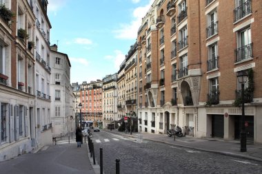 Paris, Fransa - 3 Şubat 2019: Montmartre 'de Cobblestone Caddesi. Rue Lepic, Montmartre 'de eski bir yoldur. Paris' in 18. semtinde.
