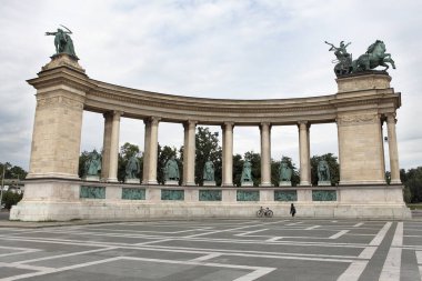 BUDAPEST, HUNGARY - 27 Haziran 2018: Macar Yedi Şefi Heykeli ve Heroes Meydanı 'ndaki diğer önemli ulusal liderler. Kahramanlar Meydanı Budapeşte, Macaristan 'ın en büyük meydanlarından biridir..