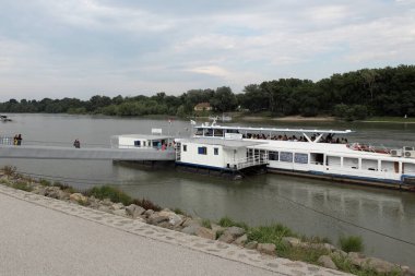 SZENTENDRE, HUNGARY - 29 Haziran 2018: Szentendre limanı ile Budapeşte 'ye seyahatler için gemi
